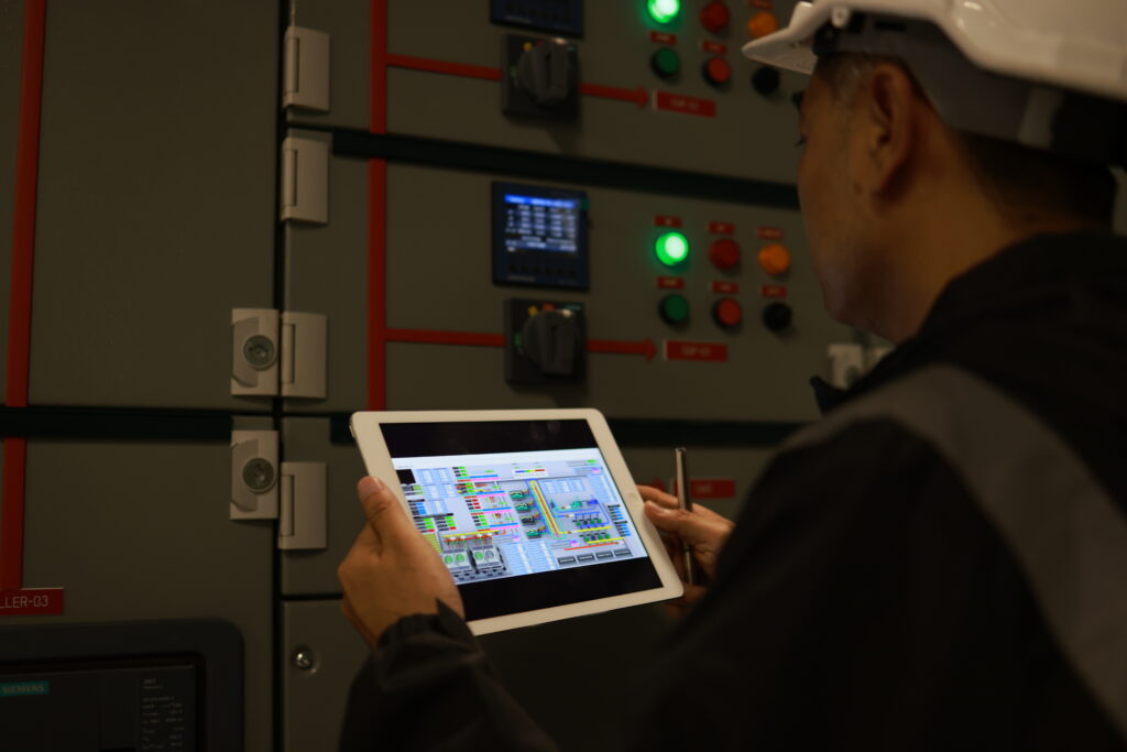 Technician working on a BMS Bueno